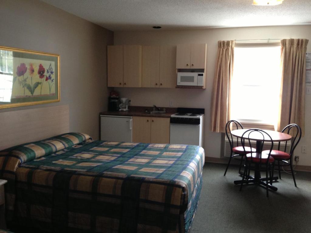 Settler'S Inn & Motel Plaster Rock Номер фото