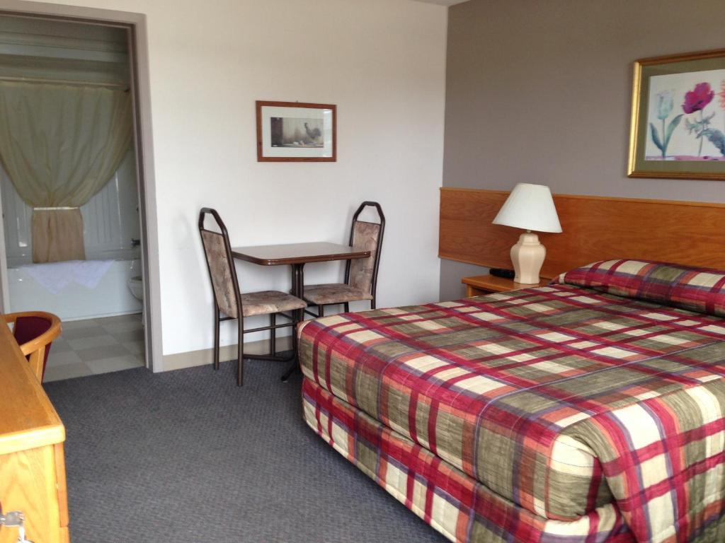 Settler'S Inn & Motel Plaster Rock Номер фото